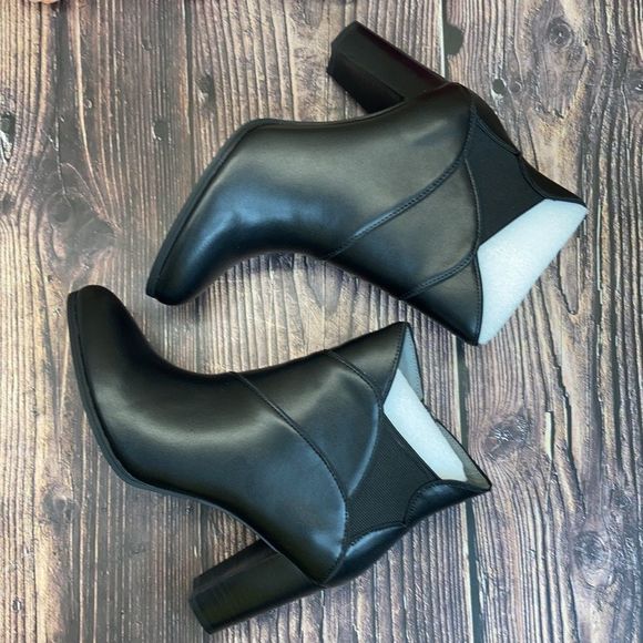Adrienne Vittadini Black Trella Booties 8M - Picture 7 of 8